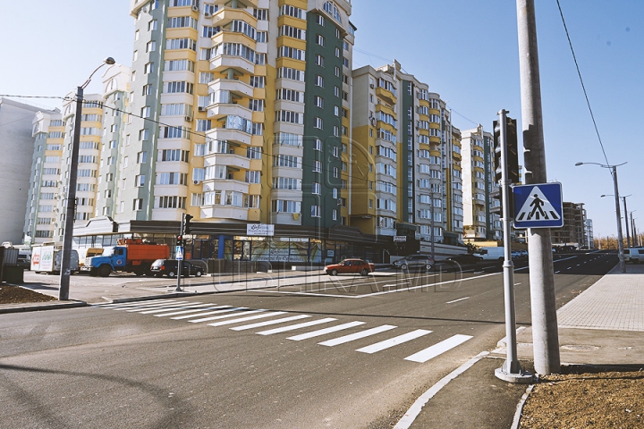 Patru benzi de circulaţie şi parcări pe ambele părţi. Aşa arată acum strada Ion Dumeniuc din capitală (GALERIE FOTO)