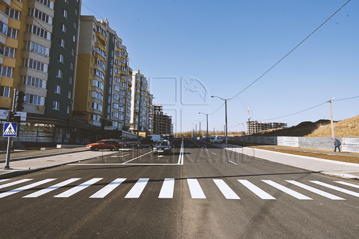 Patru benzi de circulaţie şi parcări pe ambele părţi. Aşa arată acum strada Ion Dumeniuc din capitală (GALERIE FOTO)