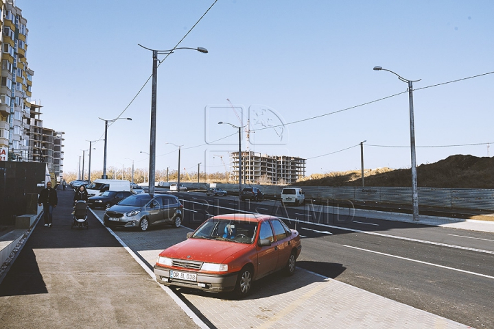 Patru benzi de circulaţie şi parcări pe ambele părţi. Aşa arată acum strada Ion Dumeniuc din capitală (GALERIE FOTO)