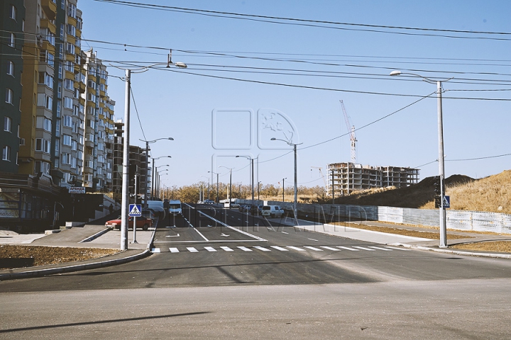 Patru benzi de circulaţie şi parcări pe ambele părţi. Aşa arată acum strada Ion Dumeniuc din capitală (GALERIE FOTO)