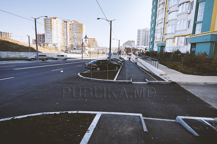 Patru benzi de circulaţie şi parcări pe ambele părţi. Aşa arată acum strada Ion Dumeniuc din capitală (GALERIE FOTO)