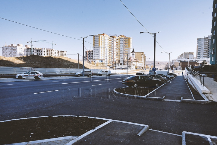 Patru benzi de circulaţie şi parcări pe ambele părţi. Aşa arată acum strada Ion Dumeniuc din capitală (GALERIE FOTO)