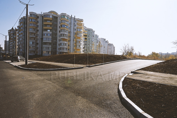 Patru benzi de circulaţie şi parcări pe ambele părţi. Aşa arată acum strada Ion Dumeniuc din capitală (GALERIE FOTO)