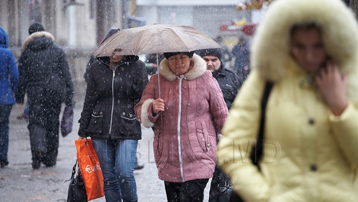 Revenim la umbrele. Meteorologii anunţă vreme rece, lapoviţă şi ninsoare