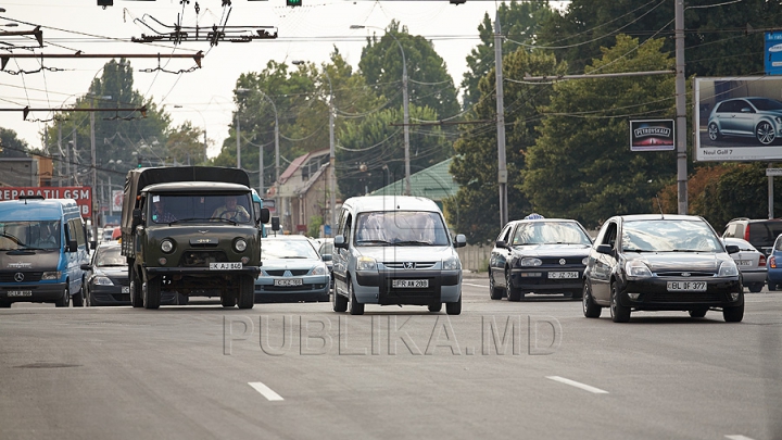 Circulă ilegal pe drumurile ţării. Cum şi-a modicat numerele de înmatriculare un şofer din Ungheni (FOTO)