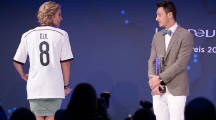 Fotbalistul Mesut Ozil a primit premiul Laureus pentru că a ajutat copii cu probleme de sănătate