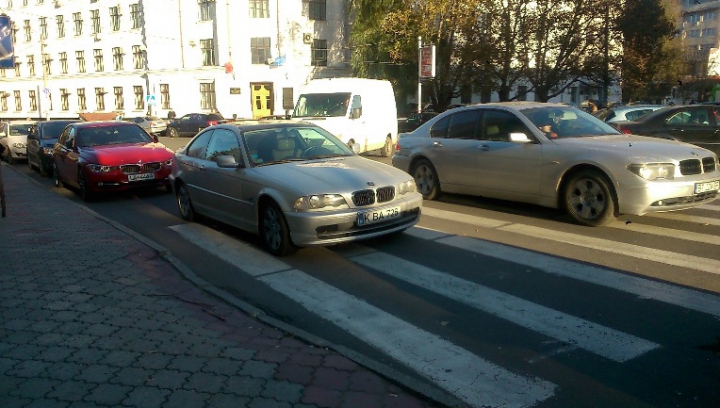 Sfidează Regulamentul rutier şi bunul simţ. Un conducător auto şi-a făcut un obicei de a parca pe zebră (FOTO)