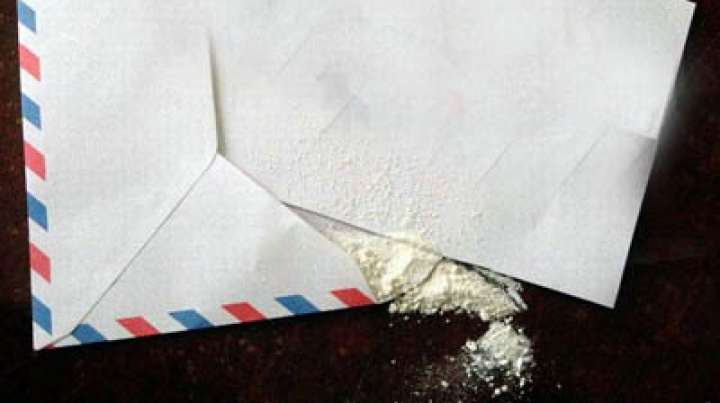 Doi miniştri, la un pas de moarte! Oficialii au primit scrisori cu otravă letală