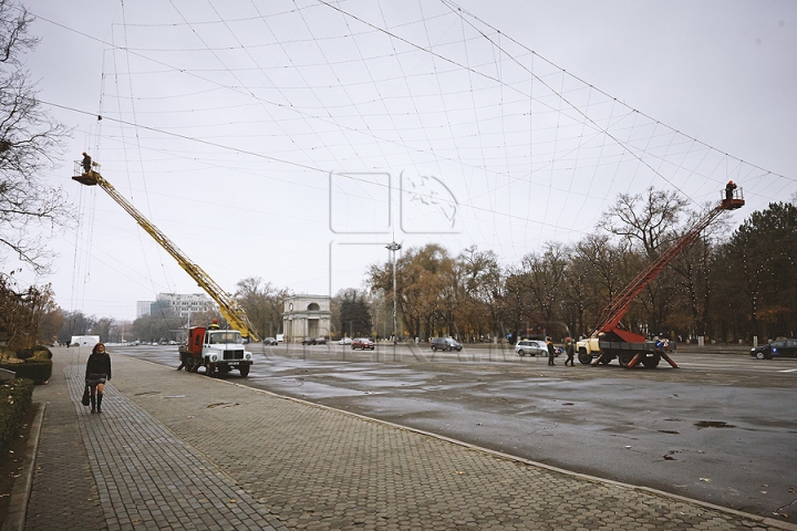 Chişinăul intră în febra pregătirilor pentru sărbătorile de iarnă (GALERIE FOTO)