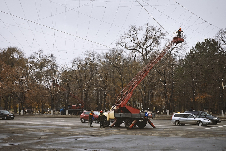 Chişinăul intră în febra pregătirilor pentru sărbătorile de iarnă (GALERIE FOTO)