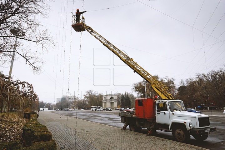 Chişinăul intră în febra pregătirilor pentru sărbătorile de iarnă (GALERIE FOTO)