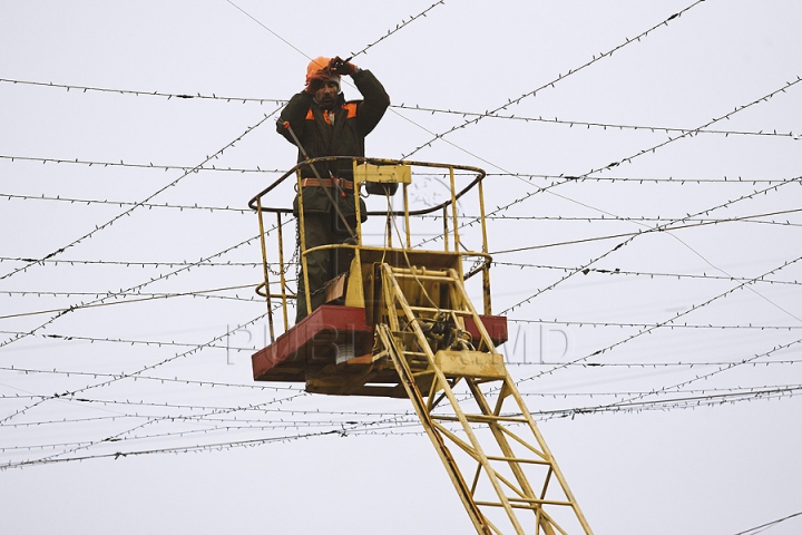 Chişinăul intră în febra pregătirilor pentru sărbătorile de iarnă (GALERIE FOTO)