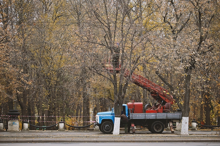 Chişinăul intră în febra pregătirilor pentru sărbătorile de iarnă (GALERIE FOTO)