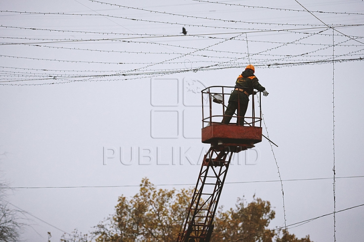 Chişinăul intră în febra pregătirilor pentru sărbătorile de iarnă (GALERIE FOTO)