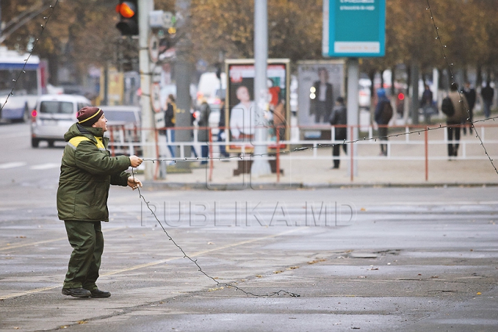 Chişinăul intră în febra pregătirilor pentru sărbătorile de iarnă (GALERIE FOTO)