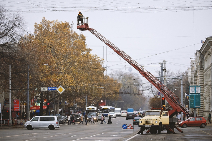 Chişinăul intră în febra pregătirilor pentru sărbătorile de iarnă (GALERIE FOTO)