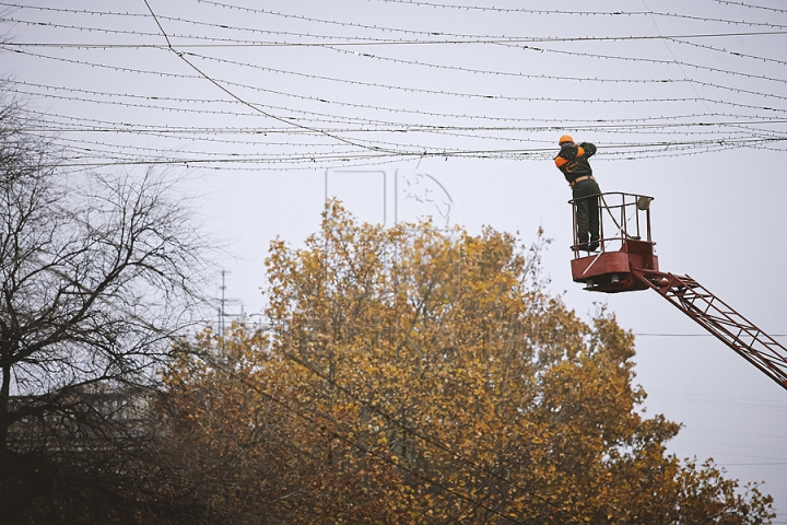 Chişinăul intră în febra pregătirilor pentru sărbătorile de iarnă (GALERIE FOTO)