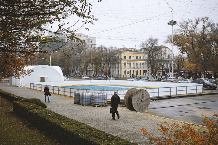 Chişinăul intră în febra pregătirilor pentru sărbătorile de iarnă (GALERIE FOTO)