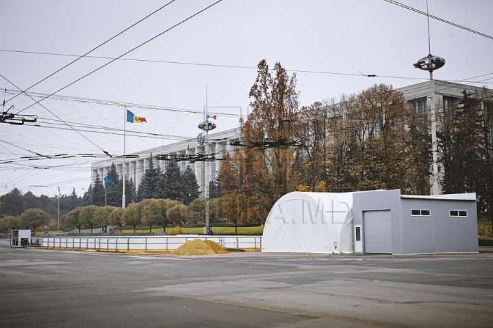 Chişinăul intră în febra pregătirilor pentru sărbătorile de iarnă (GALERIE FOTO)