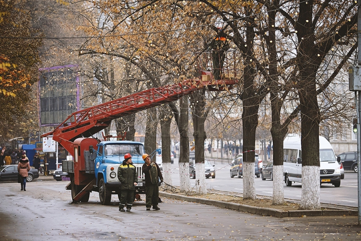 Chişinăul intră în febra pregătirilor pentru sărbătorile de iarnă (GALERIE FOTO)