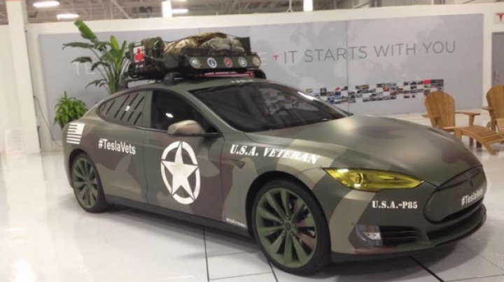 Tesla comemorează veteranii, îmbrăcând un autoturism în folii militare 