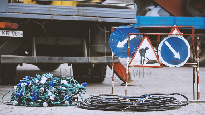 (FOTO) Bradul de Crăciun, instalat în centrul capitalei! Când va fi dat startul sărbătorilor de iarnă