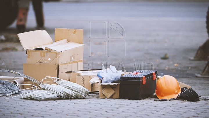 (FOTO) Bradul de Crăciun, instalat în centrul capitalei! Când va fi dat startul sărbătorilor de iarnă