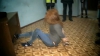 SCANDAL şi ŢIPETE. O tânără beată loveşte un poliţist, se târăşte pe jos şi înjură (VIDEO)