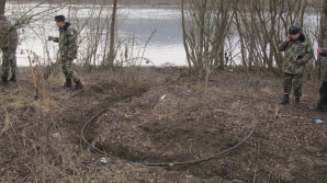 Descoperire incredibilă la frontieră! Era îngropat în pământ şi ajungea până în Ucraina (VIDEO)