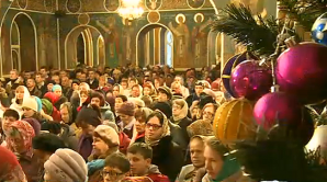 Bucurie şi lumină! Sute de oameni au mers de dimineaţă la slujba de Crăciun pe stil nou (VIDEO)