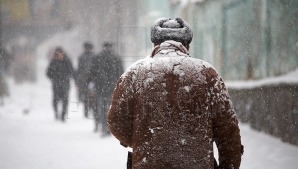 Frig pe străzile capitalei. Boschetarii au luat cu asalt centrul de găzduire din Chişinău (VIDEO)