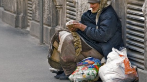 "M-au dus la groapa de gunoi". Soarta oamenilor care ajung în stradă şi sunt trataţi ca animalele (VIDEO)