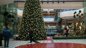 Sărbătoare într-un centru comercial din capitală. Zeci de copii au fost prezenţi la inaugurarea pomului de Crăciun