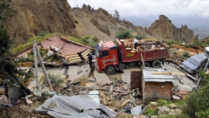 DEZASTRU în Indonezia: Un mal de pământ A OMORÂT oameni şi a înghiţit sute de case