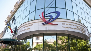 Patru angajaţi de la "Registru", reţinuţi de CNA. Ce fapte li se incriminează (VIDEO)