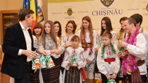 Colindători din stânga Nistrului au creat atmosferă de sărbătoare la Primăria Chişinău
