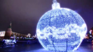 Moscova se pregătește minuțios de sărbători. În Piaţa Roşie a fost instalat cel mai mare glob din lume