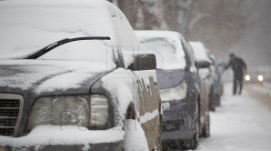 Iarnă grea în Rusia: Sute de zboruri au fost amânate, iar zeci de maşini sunt blocate în trafic 