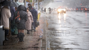 Weekendul începe cu lapoviţă şi ninsori slabe. Câte grade vor indica termometrele