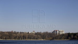 Vremea frumoasă de afară bucură oamenii, dar nemulțumește comercianții de lemne și cărbune