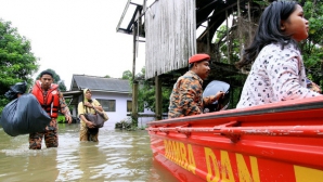 În Malaezia, mii de oameni nu vor simţi spiritul Crăciunului. Ţara e lovită de inundaţii abundente 