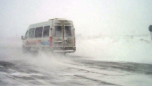 Două femei au murit în România: Ambulanţele care le duceau s-au blocat în nămeţi