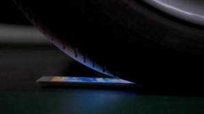 Test suprem de rezistenţă. Telefonul cu care poţi bate cuie sau sparge nuci (VIDEO)