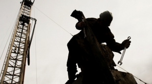 Petrolul a coborât sub 60 de dolari barilul pe pieţele internaţionale 