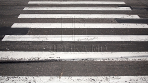 A scăpat ca prin minune! Mulţi şoferi din Chişinău nu acordă prioritate oamenilor de pe "zebre"