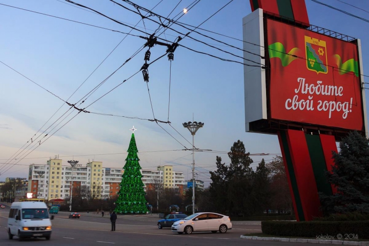 Este mai înalt decât cel din Chişinău. La Tiraspol a fost inaugurat Pomul de Crăciun (GALERIE FOTO)