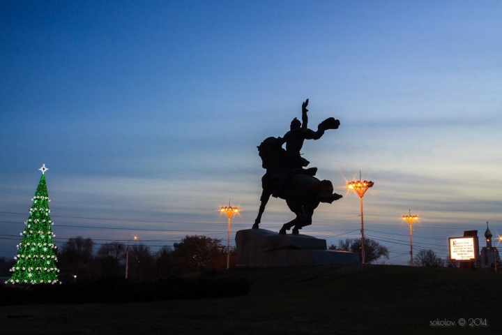 Este mai înalt decât cel din Chişinău. La Tiraspol a fost inaugurat Pomul de Crăciun (GALERIE FOTO)