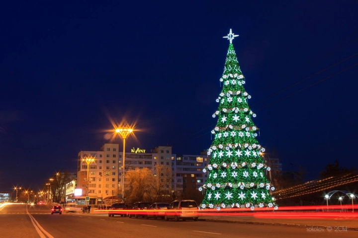 Este mai înalt decât cel din Chişinău. La Tiraspol a fost inaugurat Pomul de Crăciun (GALERIE FOTO)