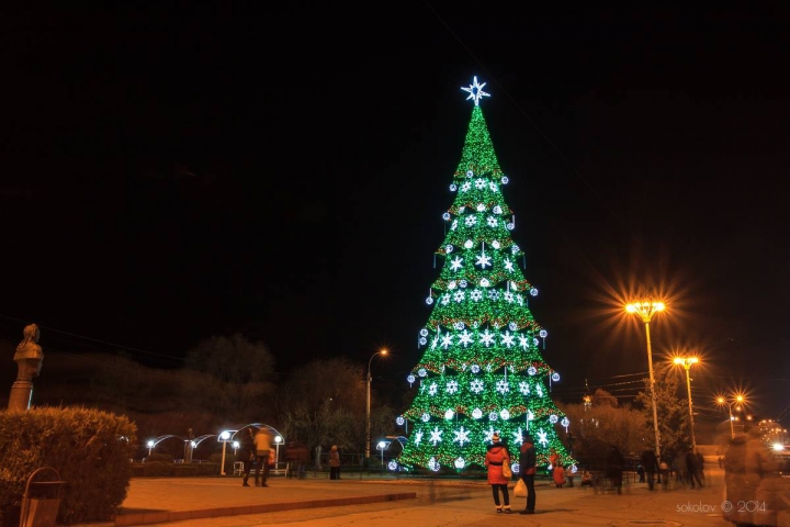 Este mai înalt decât cel din Chişinău. La Tiraspol a fost inaugurat Pomul de Crăciun (GALERIE FOTO)