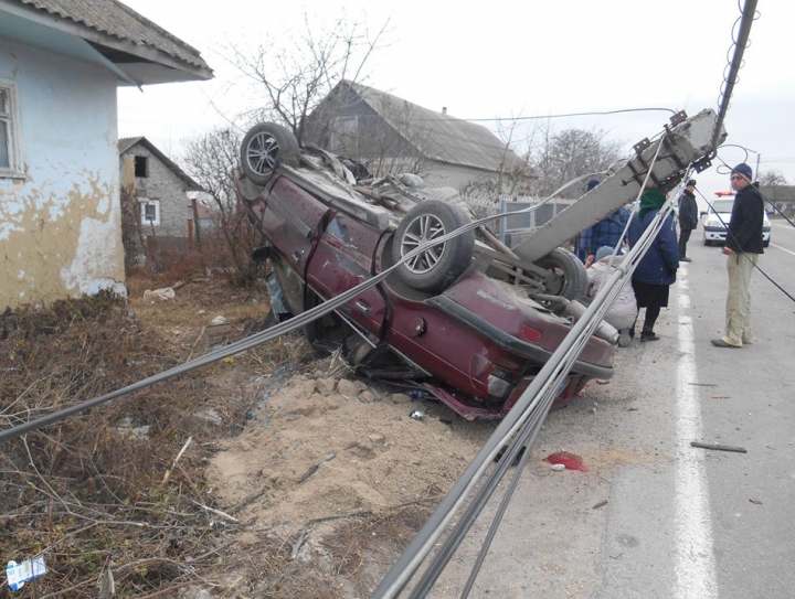 ACCIDENT GROAZNIC la Donduşeni: Şoferul unei maşini a decedat pe loc (FOTO)